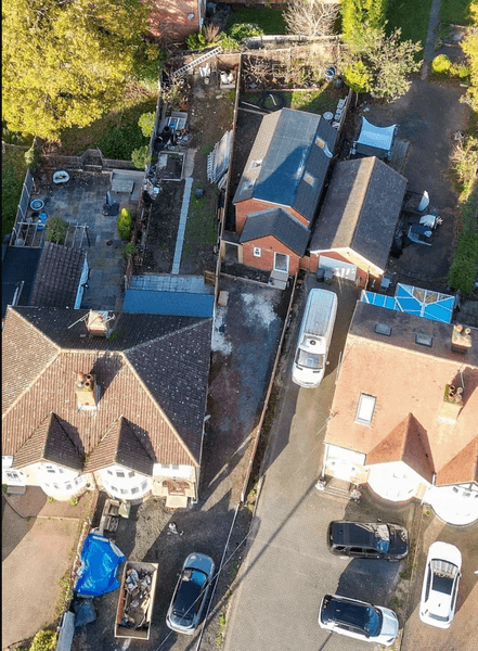 Вид сверху на спорную пристройку, оказавшуюся слишком крупной для участка Новая пристройка стоит отдельно от дома и нарушает границы соседей, вызвав жалобы